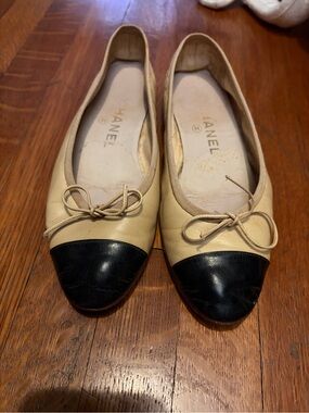CHANEL Two-Tone Cream Leather Ballet Flats with Black Cap Toe and Bow